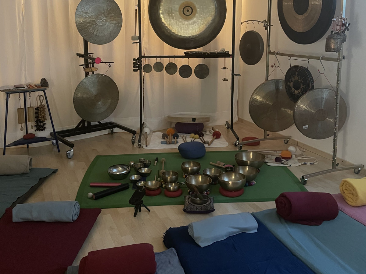 Bain de son à Lausanne avec bols chantants, gong et instruments vibratoires animé par Nicolas Monguzzi.